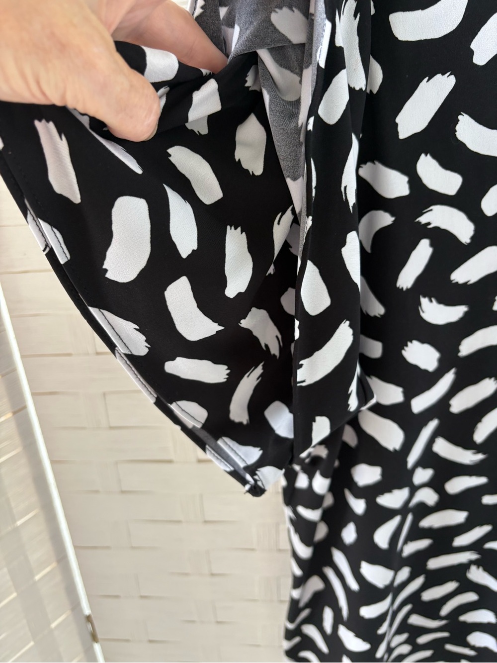 Calvin Klein Size 1X Black & White V-Neck Ruffle Short Sleeve Top Career Staple - Picture 6 of 12